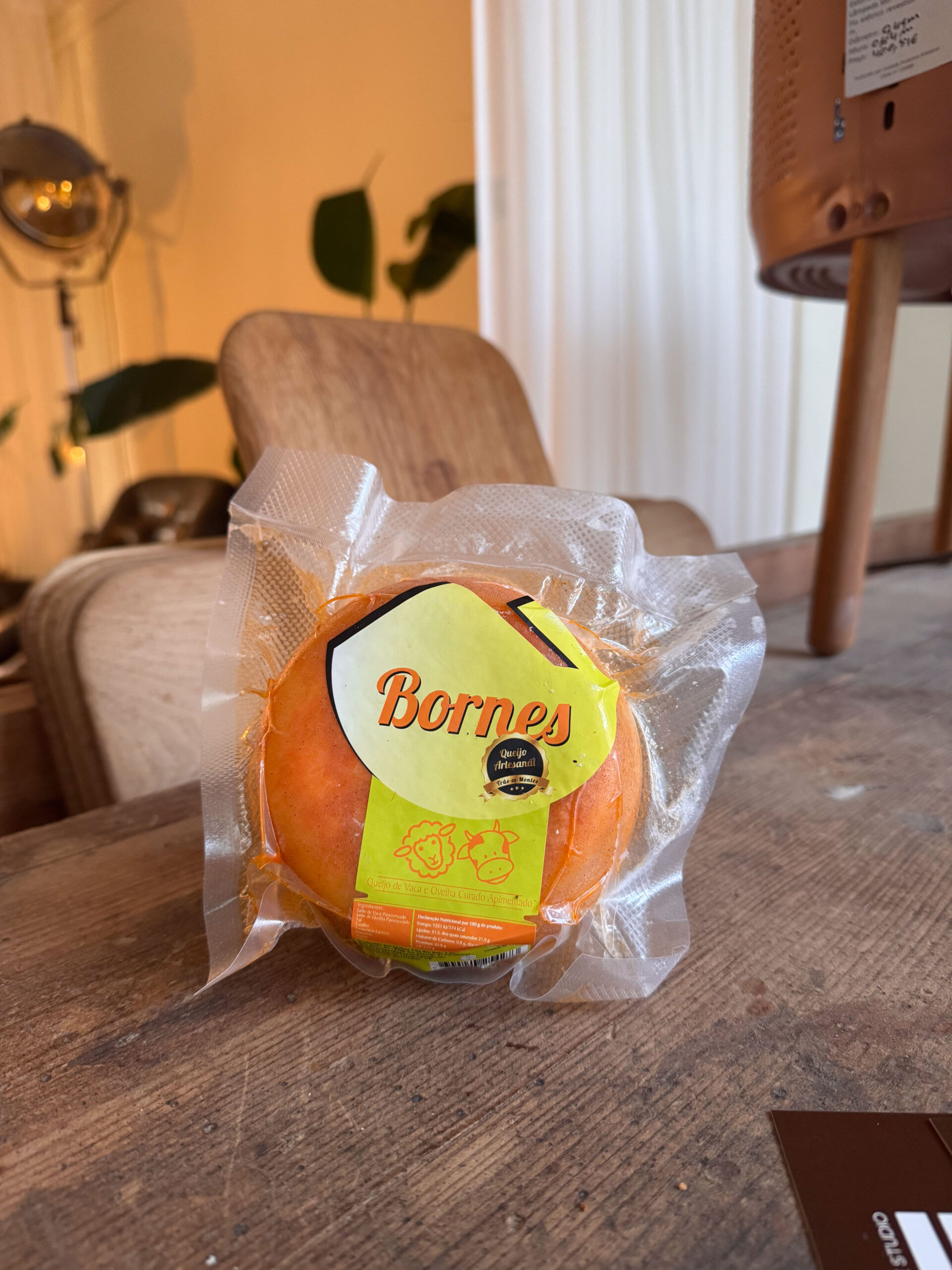 Queijo de vaca e Ovelha Apimentado +/- 450Gr