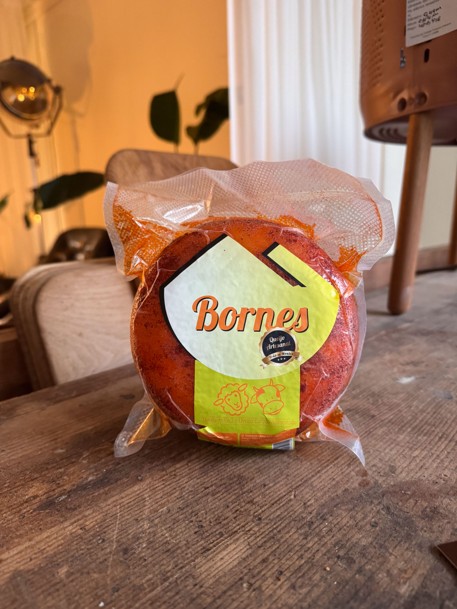 Queijo de vaca e Ovelha Apimentado +/- 800Gr